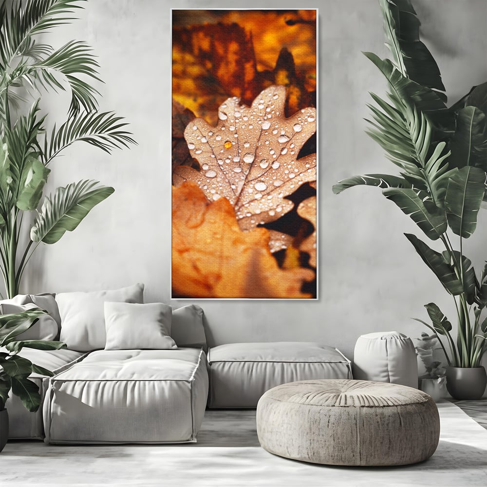 Tablou canvas cu frunza de stejar cu picaturi de roua, in rama de aluminiu argintiu, pe perete intr-un living